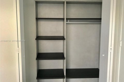 Condo in Miami, Florida, 1 bedroom  № 2002908 - photo 10