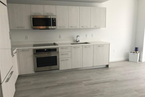 Condo in Miami, Florida, 1 bedroom  № 2002908 - photo 5