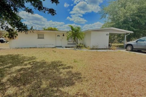 Снять в аренду виллу или дом в Лихай-Эйкерс, Флорида 3 спальни, 138.33м2, № 1958341 - фото 1