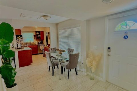 Снять в аренду виллу или дом в Лихай-Эйкерс, Флорида 3 спальни, 138.33м2, № 1958341 - фото 2