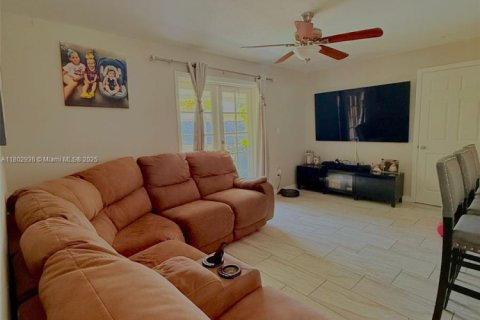 Снять в аренду виллу или дом в Лихай-Эйкерс, Флорида 3 спальни, 138.33м2, № 1958341 - фото 4