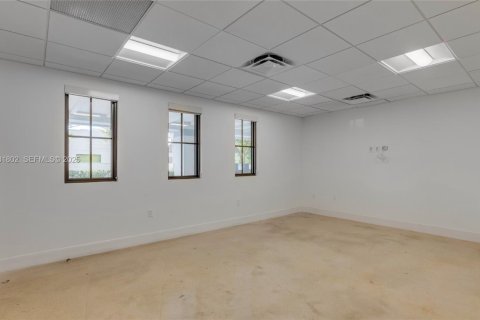 Купить коммерческую недвижимость в Майами, Флорида № 2034607 - фото 16