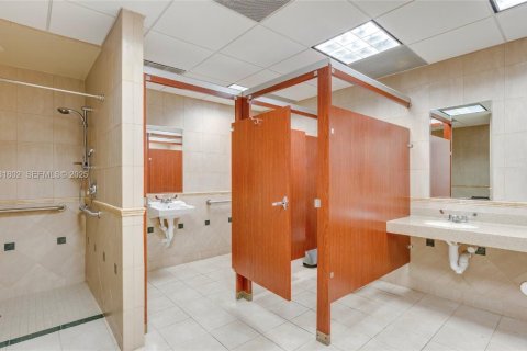 Купить коммерческую недвижимость в Майами, Флорида № 2034607 - фото 4