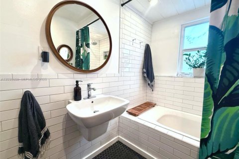 Купить виллу или дом в Майами, Флорида 3 спальни, 90.12м2, № 2087080 - фото 17