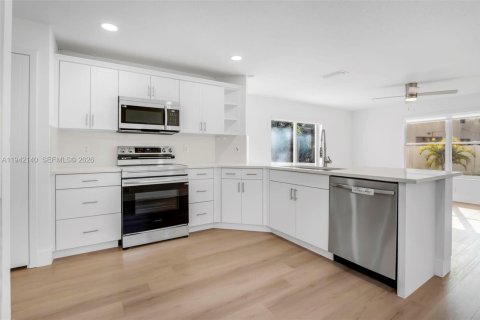 Villa ou maison à vendre à Miramar, Floride: 5 chambres, 242.2 m2 № 2001298 - photo 3