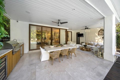House in Miami, Florida 5 bedrooms, 380.99 sq.m. № 1977095 - photo 21