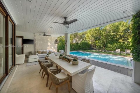 House in Miami, Florida 5 bedrooms, 380.99 sq.m. № 1977095 - photo 20