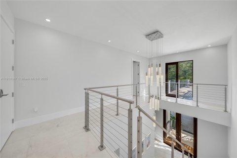 House in Miami, Florida 5 bedrooms, 380.99 sq.m. № 1977095 - photo 30