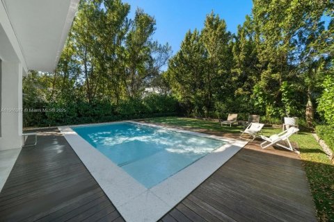 House in Miami, Florida 5 bedrooms, 380.99 sq.m. № 1977095 - photo 25