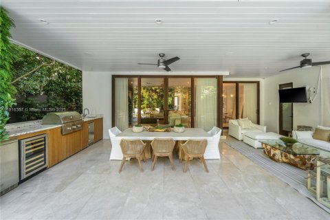 House in Miami, Florida 5 bedrooms, 380.99 sq.m. № 1977095 - photo 22