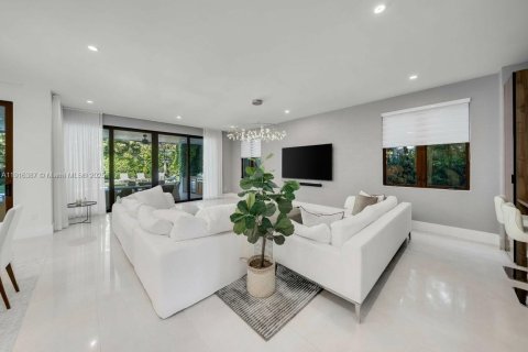 House in Miami, Florida 5 bedrooms, 380.99 sq.m. № 1977095 - photo 10