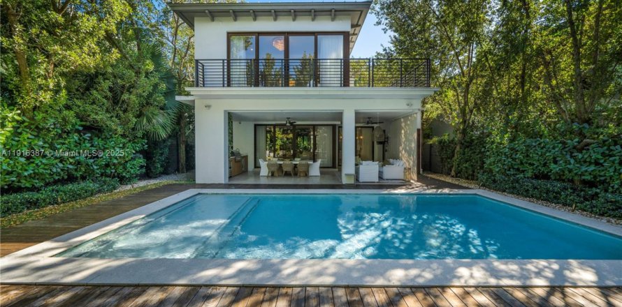 House in Miami, Florida 5 bedrooms, 380.99 sq.m. № 1977095