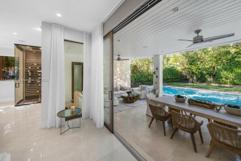 House in Miami, Florida 5 bedrooms, 380.99 sq.m. № 1977095 - photo 23