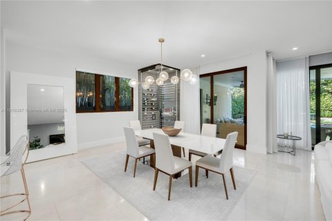 House in Miami, Florida 5 bedrooms, 380.99 sq.m. № 1977095 - photo 14