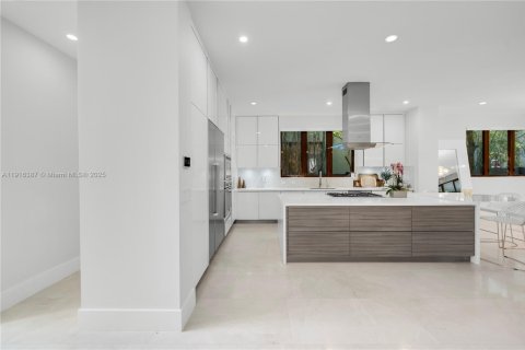House in Miami, Florida 5 bedrooms, 380.99 sq.m. № 1977095 - photo 15