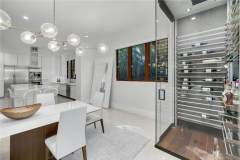 House in Miami, Florida 5 bedrooms, 380.99 sq.m. № 1977095 - photo 13