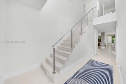 House in Miami, Florida 5 bedrooms, 380.99 sq.m. № 1977095 - photo 9
