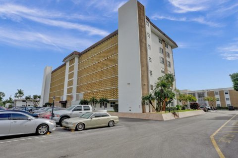 Condo in Oakland Park, Florida, 2 bedrooms  № 849942 - photo 1