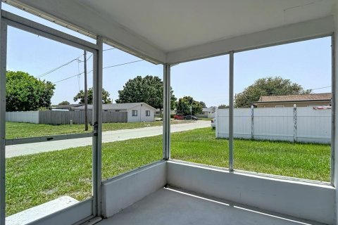 Villa ou maison à vendre à New Port Richey, Floride: 2 chambres, 101.45 m2 № 2204048 - photo 13