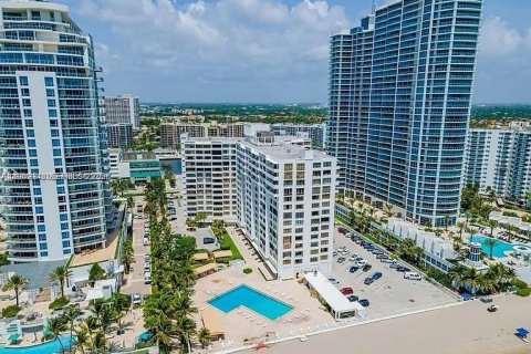 Condominio en Hollywood, Florida, 2 dormitorios  № 2030283