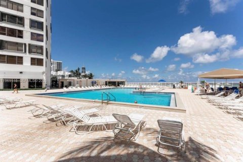 Condominio en venta en Hollywood, Florida, 2 dormitorios, 104.05 m2 № 2030283 - foto 18