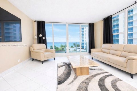 Condominio en venta en Hollywood, Florida, 2 dormitorios, 104.05 m2 № 2030283 - foto 7