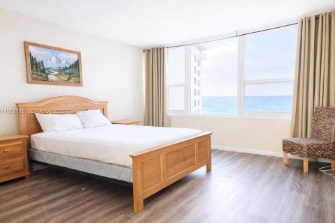 Condominio en venta en Hollywood, Florida, 2 dormitorios, 104.05 m2 № 2030283 - foto 11