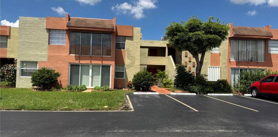 Condominio en Miami, Florida, 1 dormitorio  № 2027817