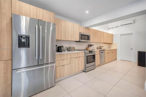 Villa ou maison à louer à Miami, Floride: 4 chambres, 203.36 m2 № 2006232 - photo 8