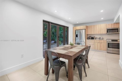 Villa ou maison à louer à Miami, Floride: 4 chambres, 203.36 m2 № 2006232 - photo 6