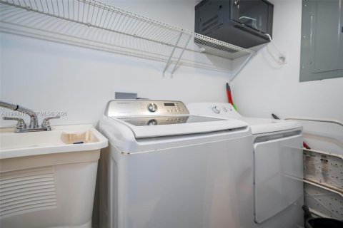 Villa ou maison à louer à Miami, Floride: 4 chambres, 203.36 m2 № 2006232 - photo 17