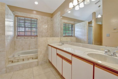House in Plantation, Florida 4 bedrooms, 206.43 sq.m. № 1807922 - photo 10