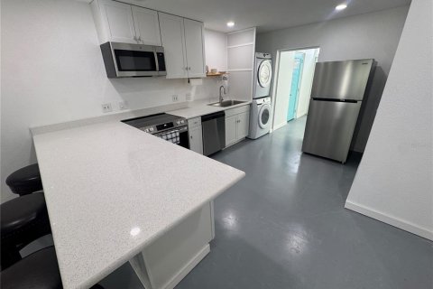 Condo in Saint Petersburg, Florida, 2 bedrooms  № 2213870 - photo 8