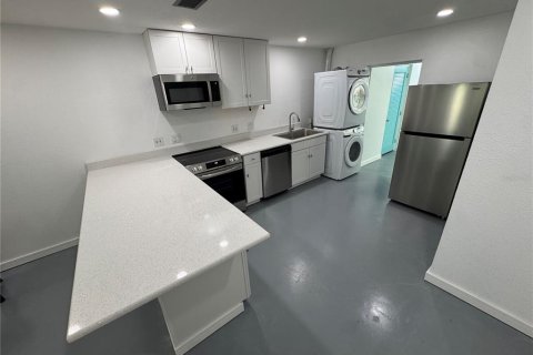 Condo in Saint Petersburg, Florida, 2 bedrooms  № 2213870 - photo 11
