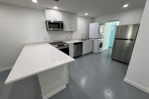 Condo in Saint Petersburg, Florida, 2 bedrooms  № 2213870 - photo 10