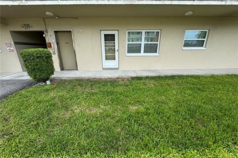 Condo in Saint Petersburg, Florida, 2 bedrooms  № 2213870 - photo 2