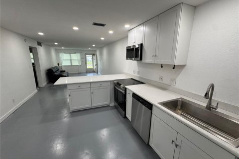 Condo in Saint Petersburg, Florida, 2 bedrooms  № 2213870 - photo 4
