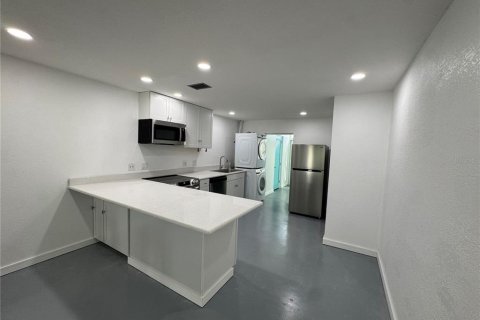 Condo in Saint Petersburg, Florida, 2 bedrooms  № 2213870 - photo 13
