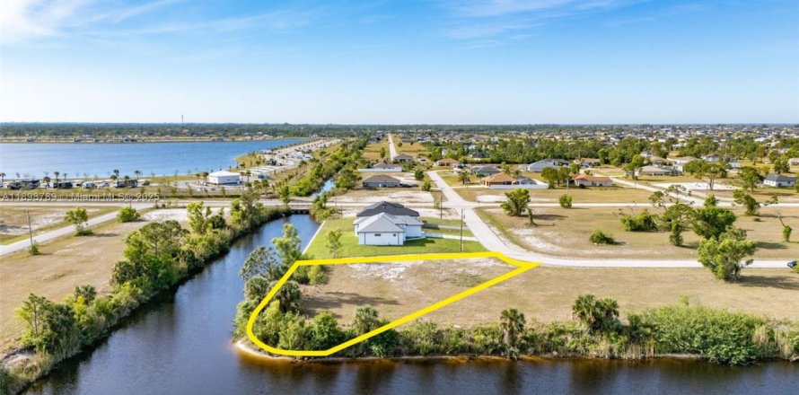 Земельный участок в Кейп-Корал, Флорида № 2014661