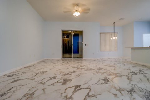 Casa en alquiler en Brandon, Florida, 3 dormitorios, 176.14 m2 № 2347492 - foto 13