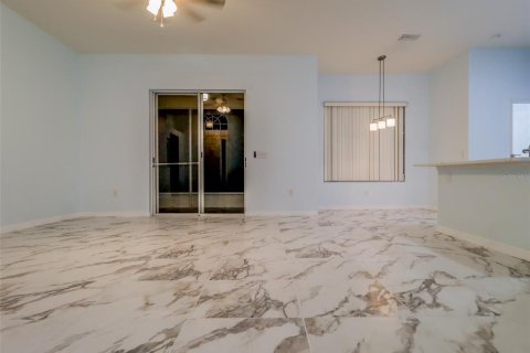 Casa en alquiler en Brandon, Florida, 3 dormitorios, 176.14 m2 № 2347492 - foto 14