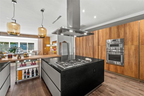 House in Miami, Florida 5 bedrooms, 338.63 sq.m. № 2010989 - photo 25