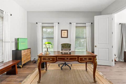 House in Miami, Florida 5 bedrooms, 338.63 sq.m. № 2010989 - photo 8