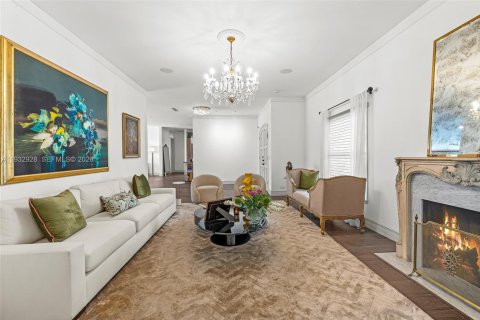 House in Miami, Florida 5 bedrooms, 338.63 sq.m. № 2010989 - photo 21