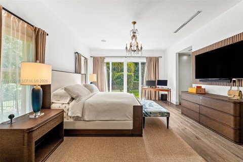 House in Miami, Florida 5 bedrooms, 338.63 sq.m. № 2010989 - photo 9