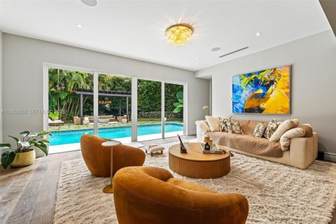 House in Miami, Florida 5 bedrooms, 338.63 sq.m. № 2010989 - photo 29