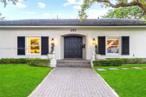 House in Miami, Florida 5 bedrooms, 338.63 sq.m. № 2010989 - photo 15