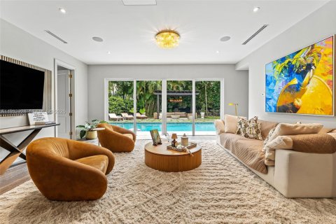 House in Miami, Florida 5 bedrooms, 338.63 sq.m. № 2010989 - photo 7