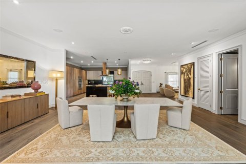 House in Miami, Florida 5 bedrooms, 338.63 sq.m. № 2010989 - photo 20