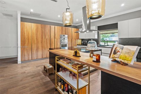 House in Miami, Florida 5 bedrooms, 338.63 sq.m. № 2010989 - photo 26